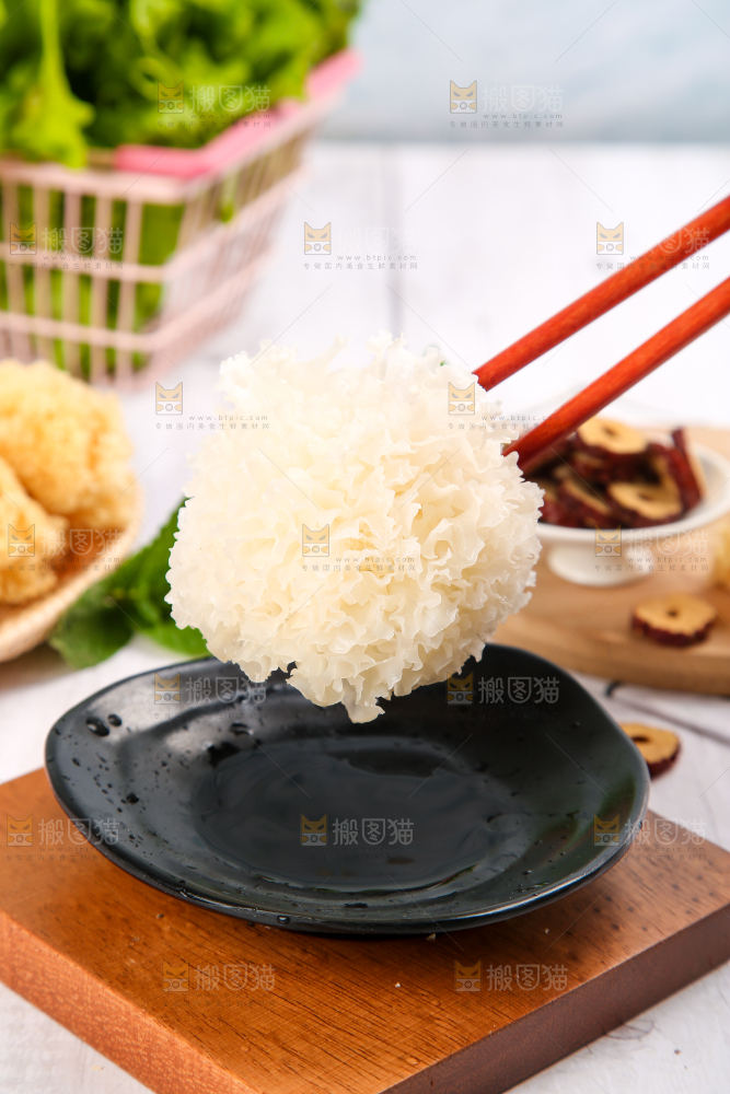 筷子夹着银耳