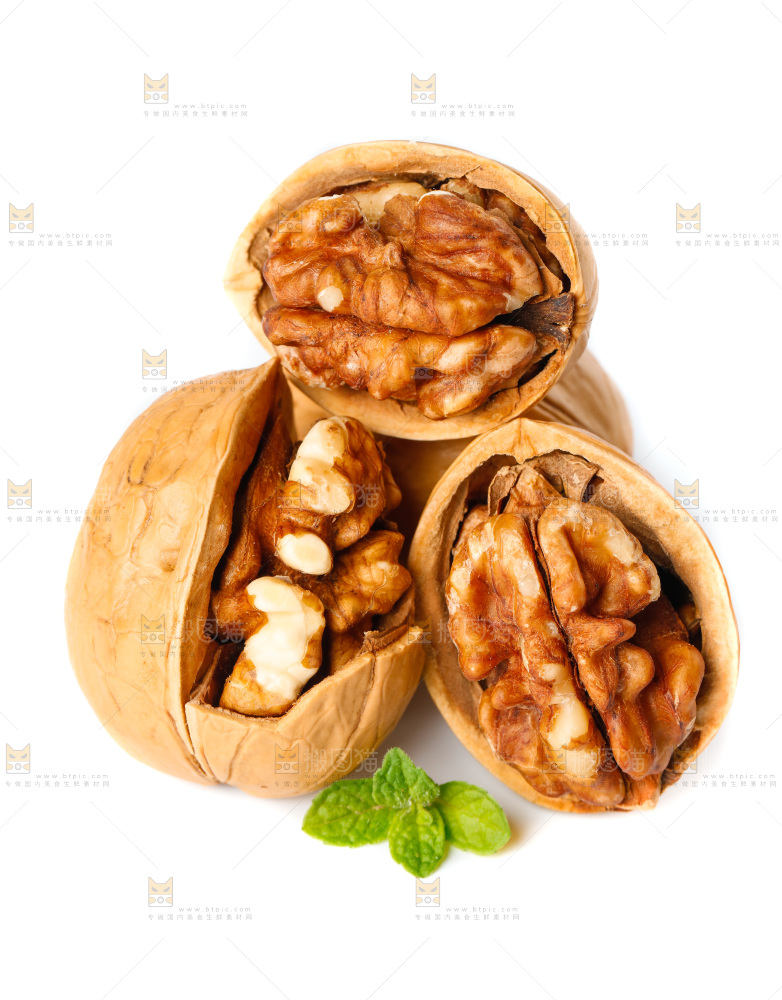 剥皮的碳烤核桃放在白底上