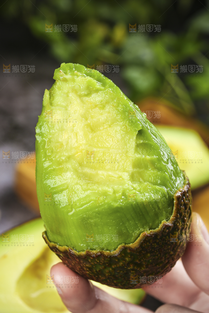 手拿削皮的牛油果