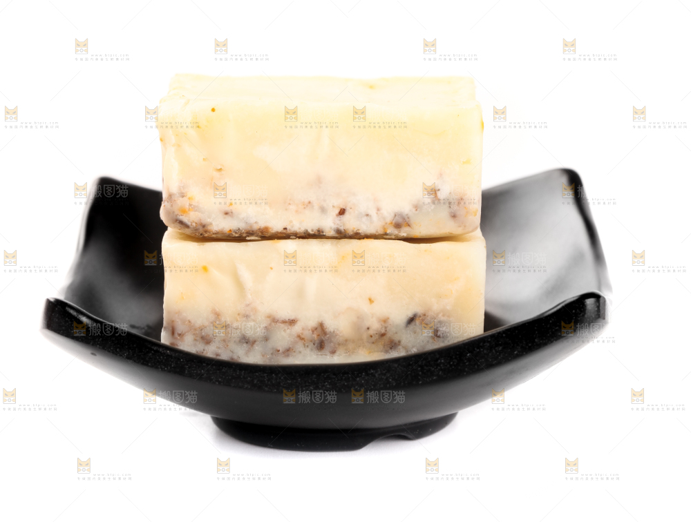 一碗清汤火锅底料放在白底上