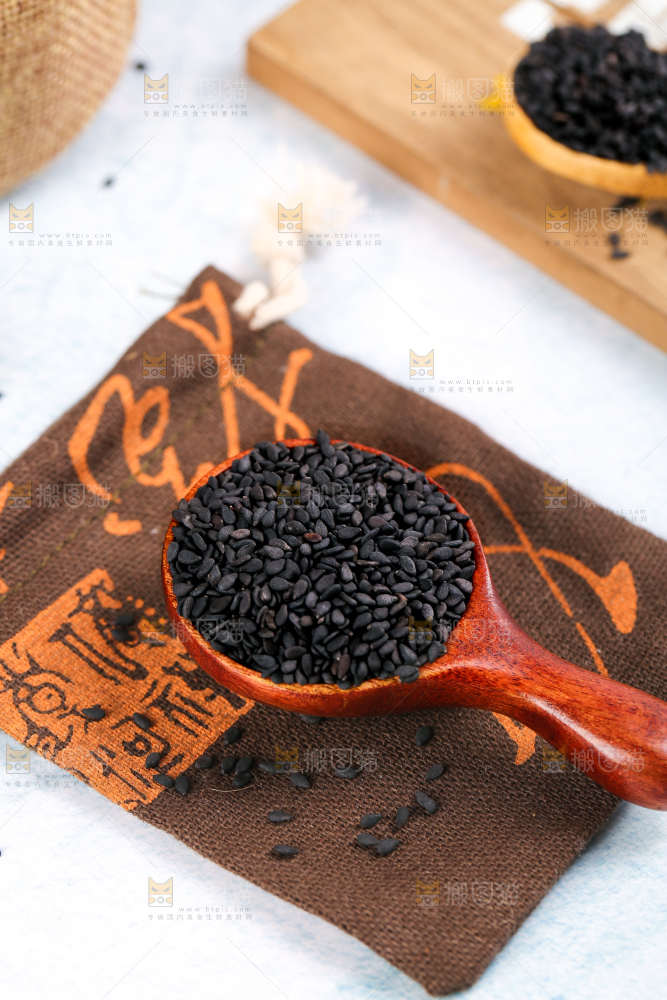 勺子里的黑芝麻粒