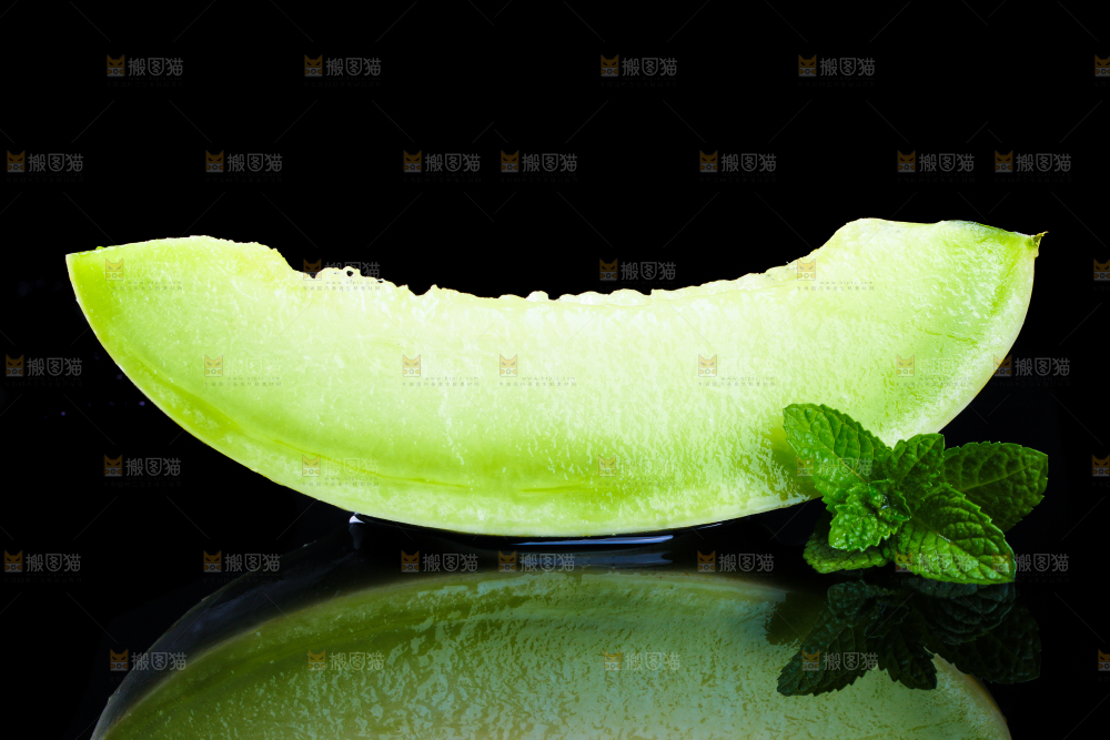 切开的玉菇甜瓜放在黑底上