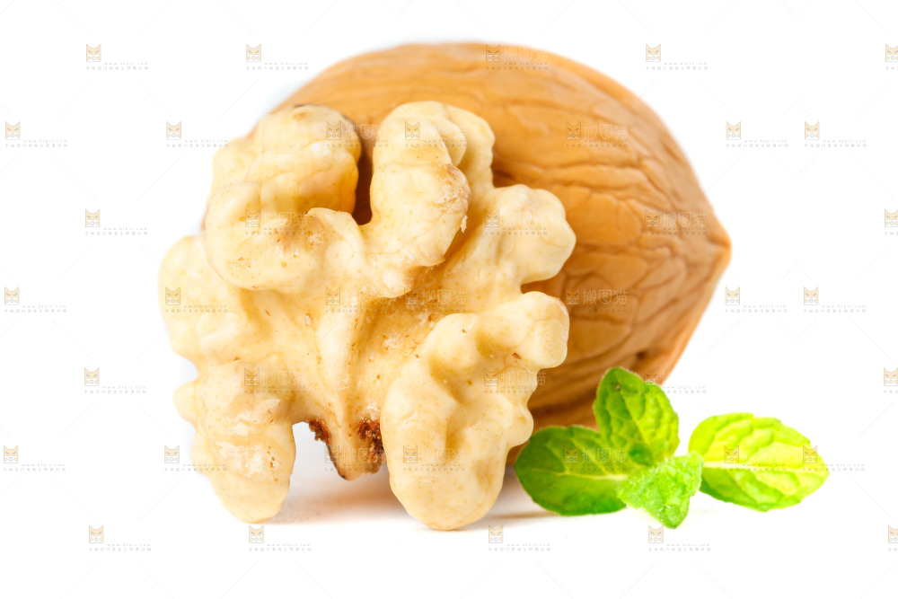 剥皮的五香熟核桃放在白底上