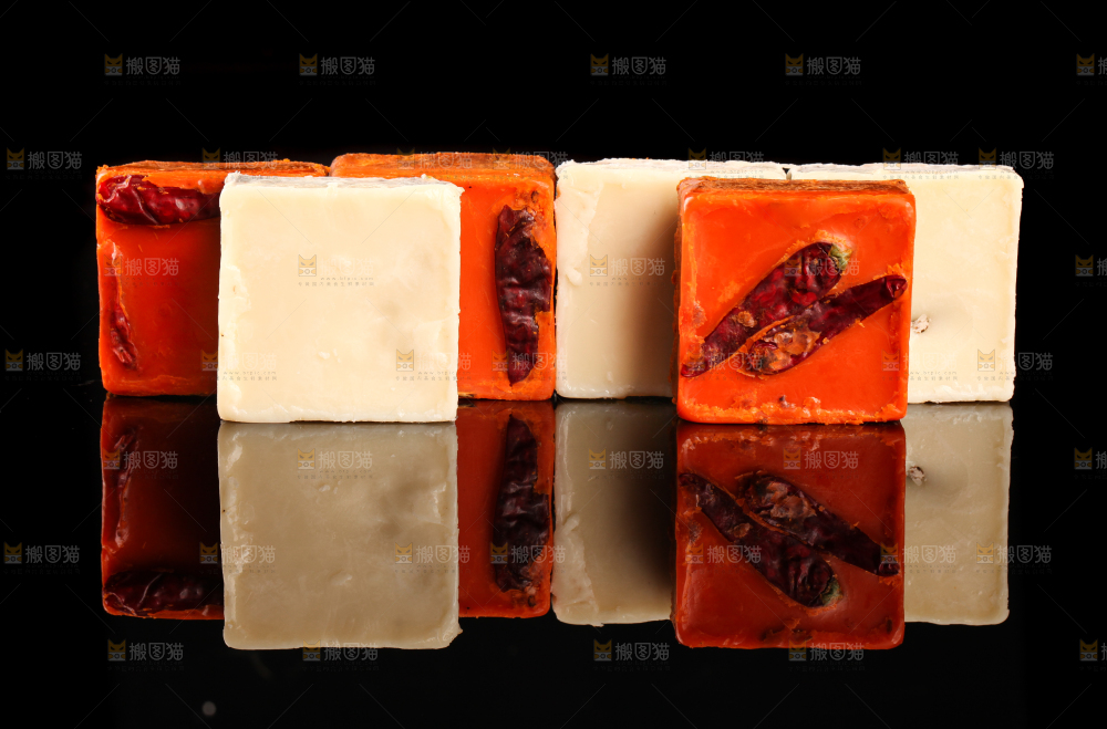 黑底上的鸳鸯火锅料