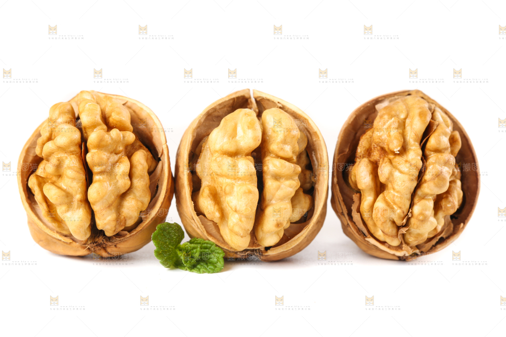 白底上剥开的薄壳核桃