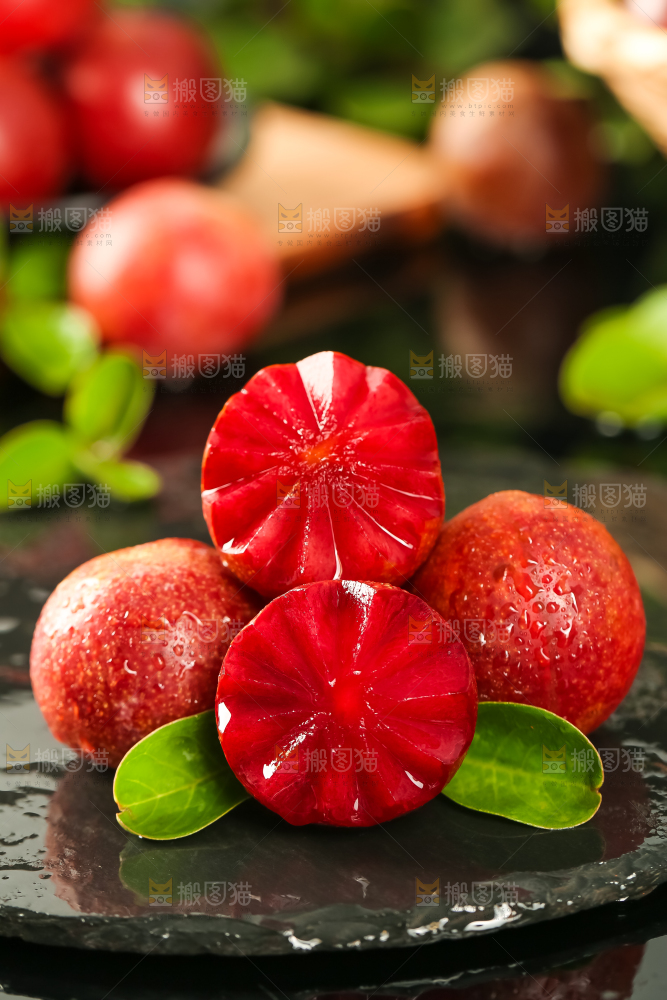 黑石板上的新鲜李子