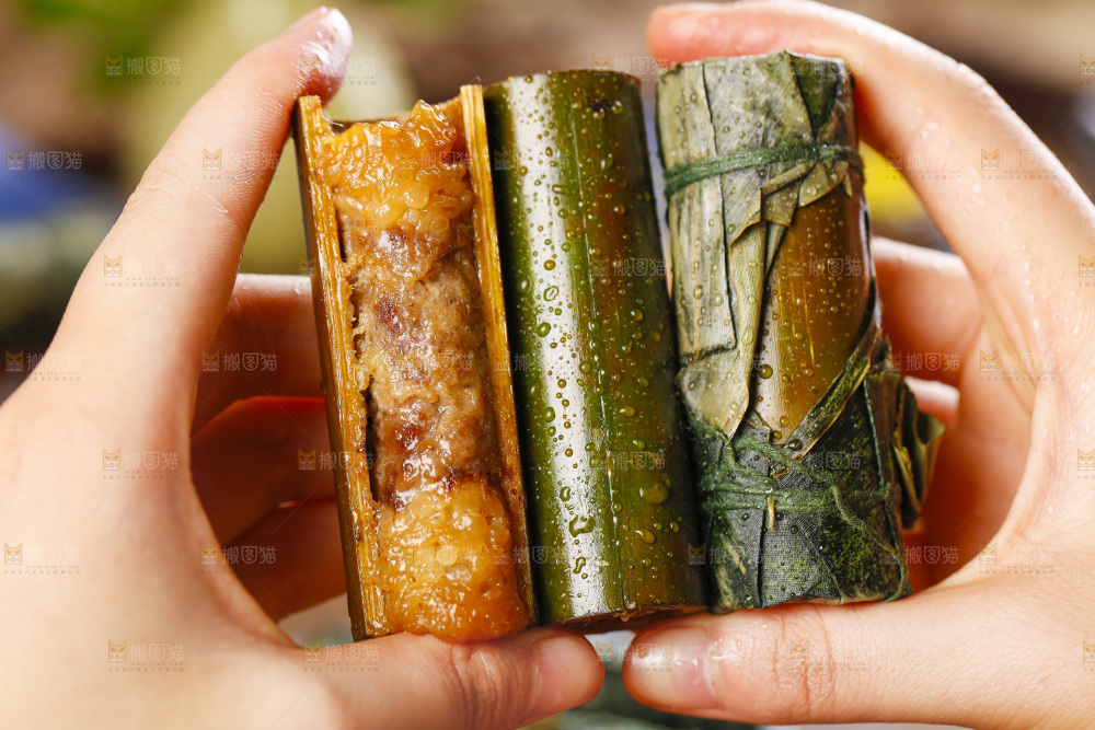 手里拿着竹筒糯米饭