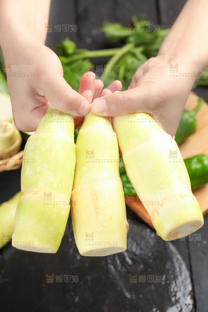 手里拿着湖北新鲜茭白