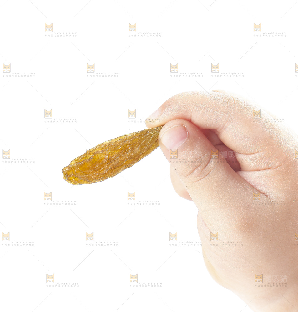 手里拿着黄葡萄干