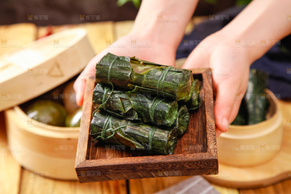 手里拿着竹筒肉粽