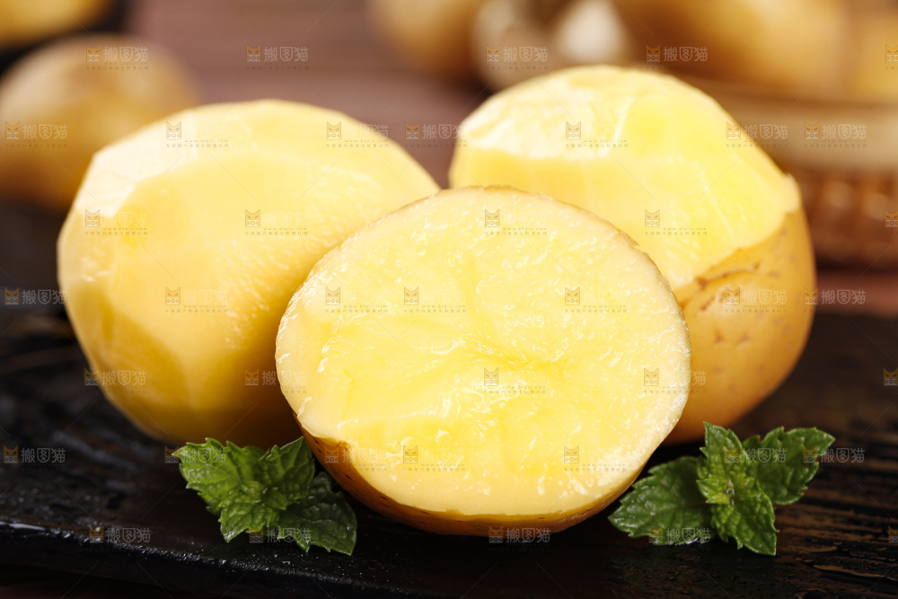 黑石板上摆放着黄心小土豆