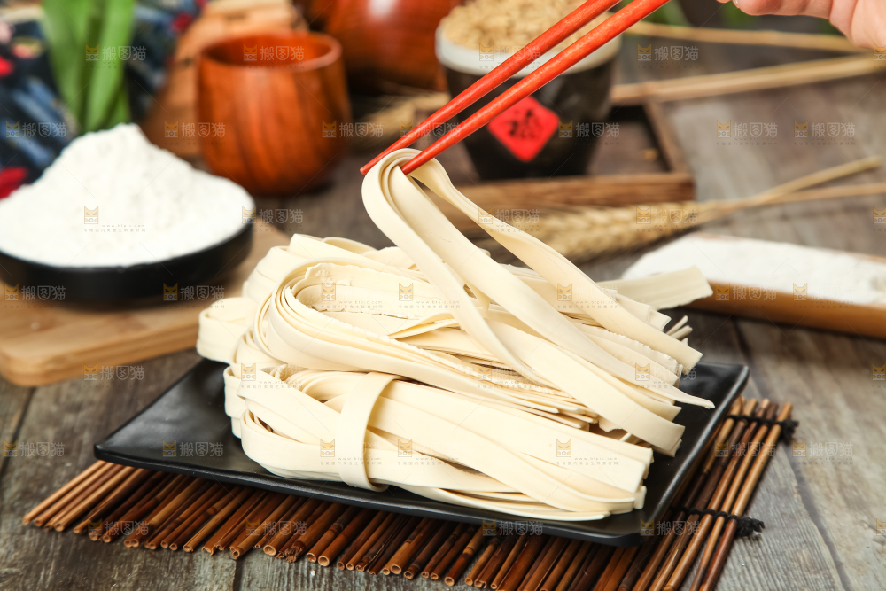 盘子里装着宽面条
