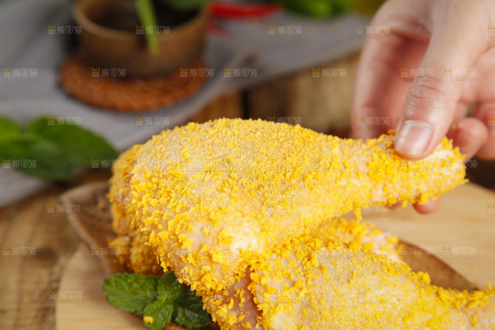 木板上裹着面包糠的鸡腿