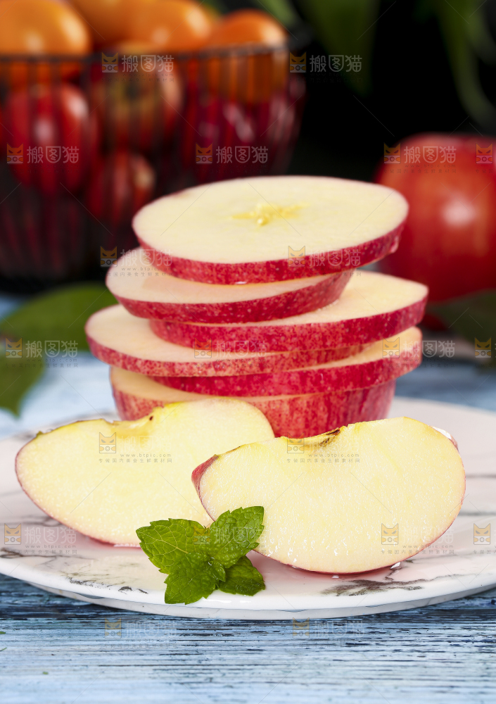 亮底上盘子里装着山西红富士苹果