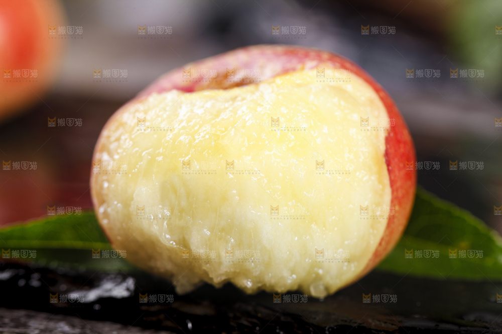 篮子里放着白肉油蟠桃