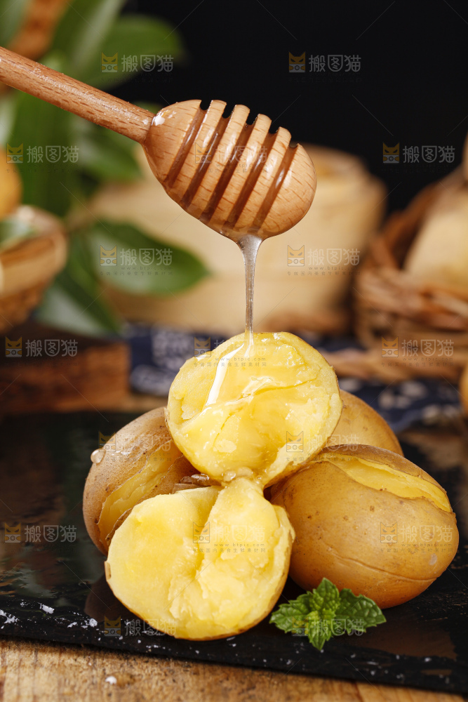 黑石板上摆放着黄心小土豆