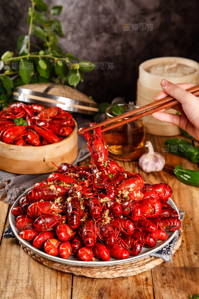 木板上放着一盘香辣小龙虾