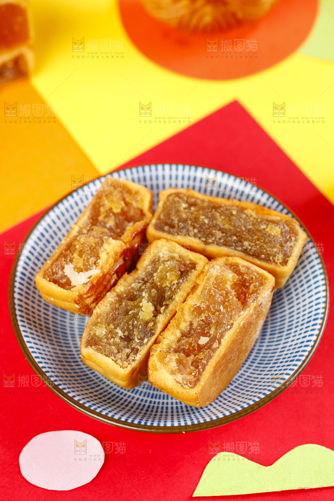 盘子里放着传统月饼