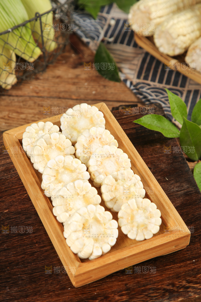 盘子里装着牛奶糯玉米