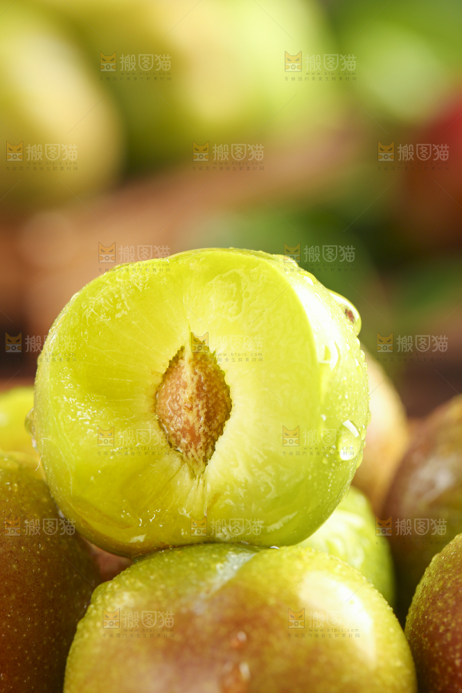 木板上的新鲜李子