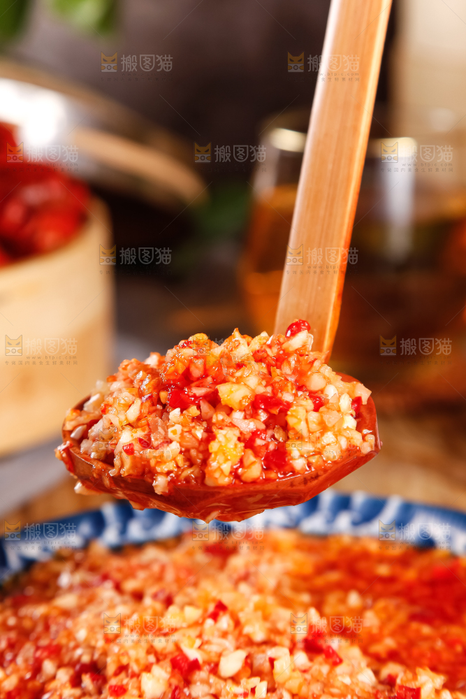 盘子里的蒜蓉调料