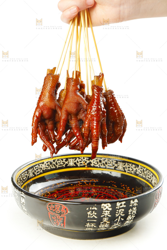 竹签上穿着酱香鸡爪