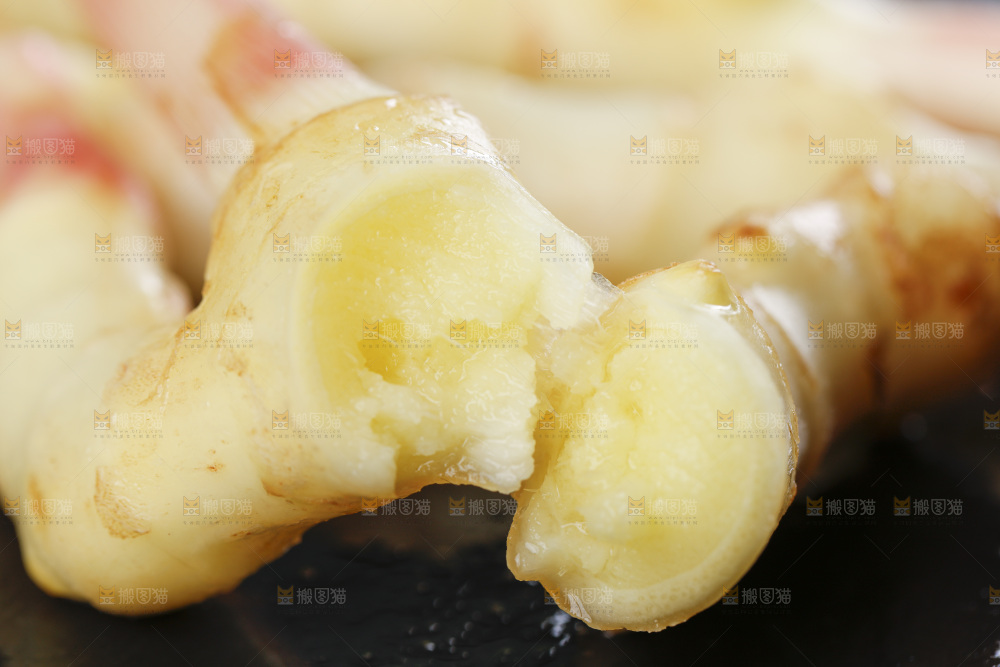 黑石板上放着红芽嫩姜