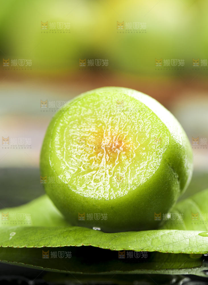 黑石板上摆放着青杏