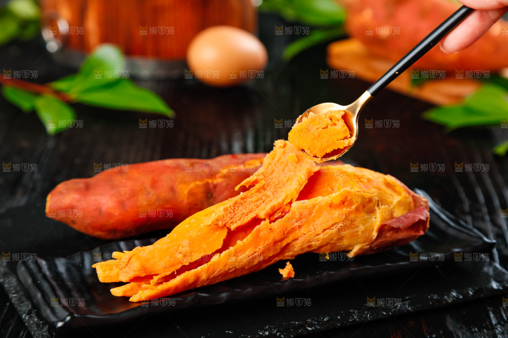 黑石板上的糖心蜜薯