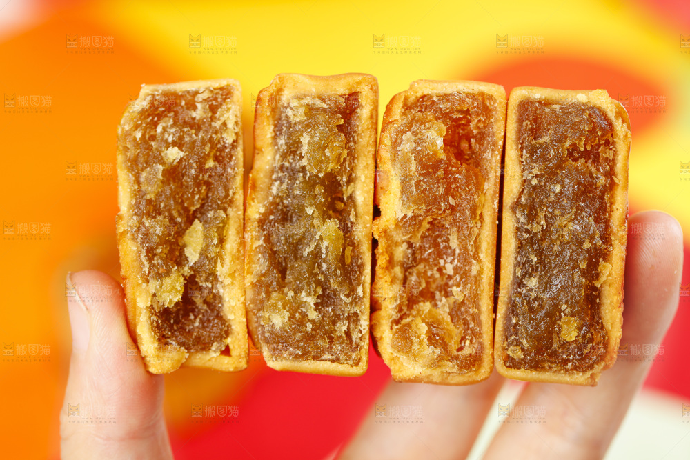 手里拿着手工月饼