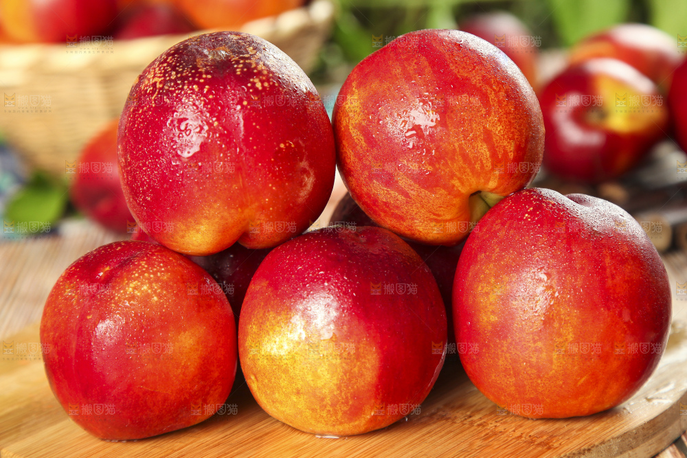 木板上放着一堆山东黄肉油桃
