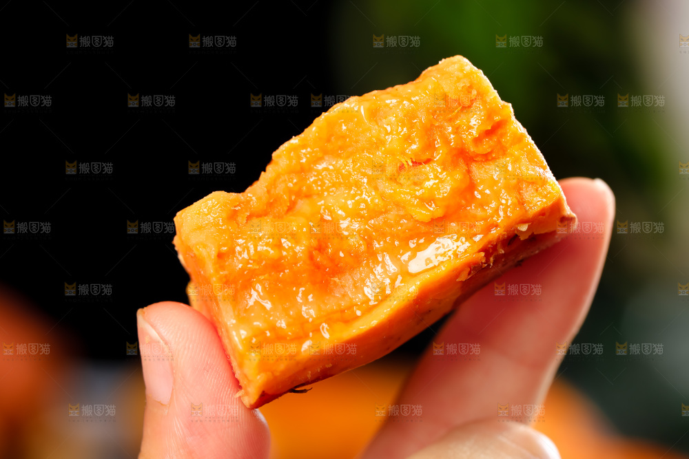 浅底上的红心蜜薯