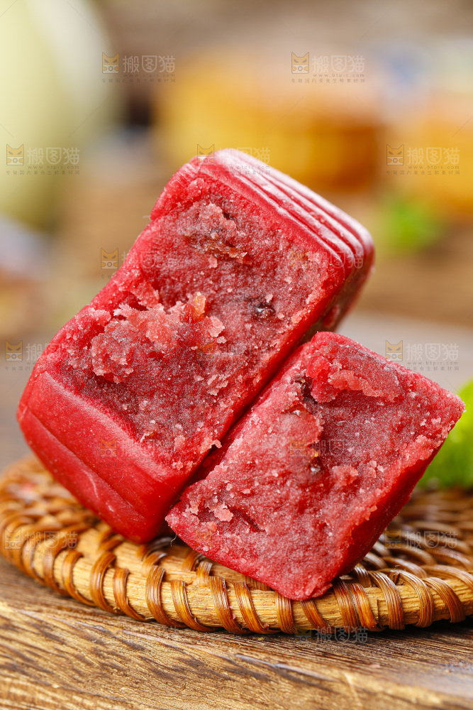 木板上的金沙流心月饼