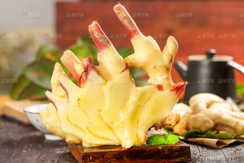 木板上的山东红芽生姜