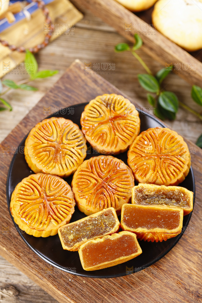 盘子里装着水果月饼