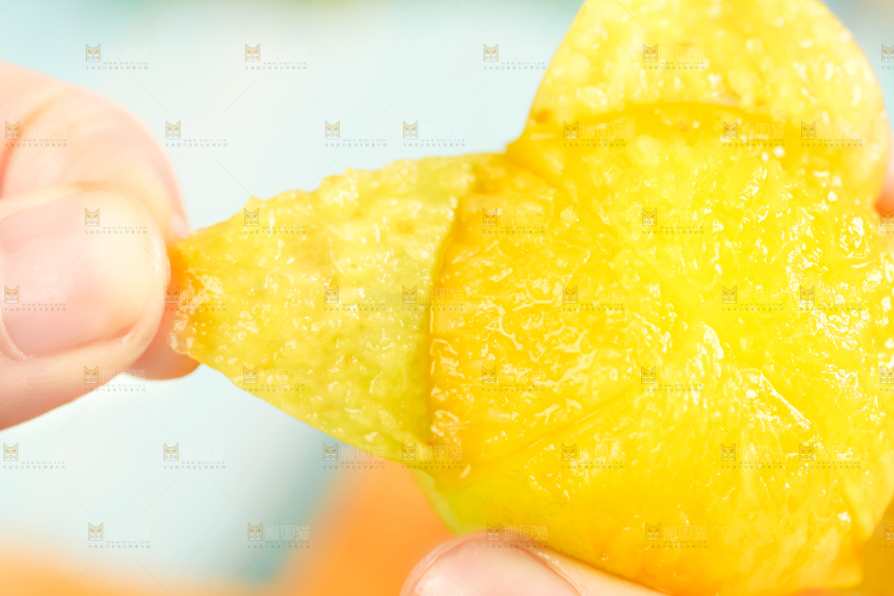手里拿着新鲜黄金奈李