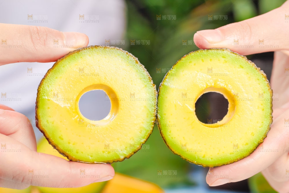 手里拿着秘鲁牛油果