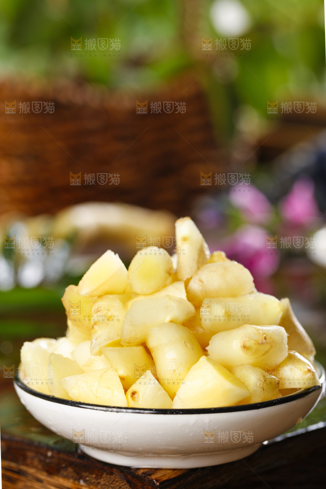 碗里装着嫩姜片