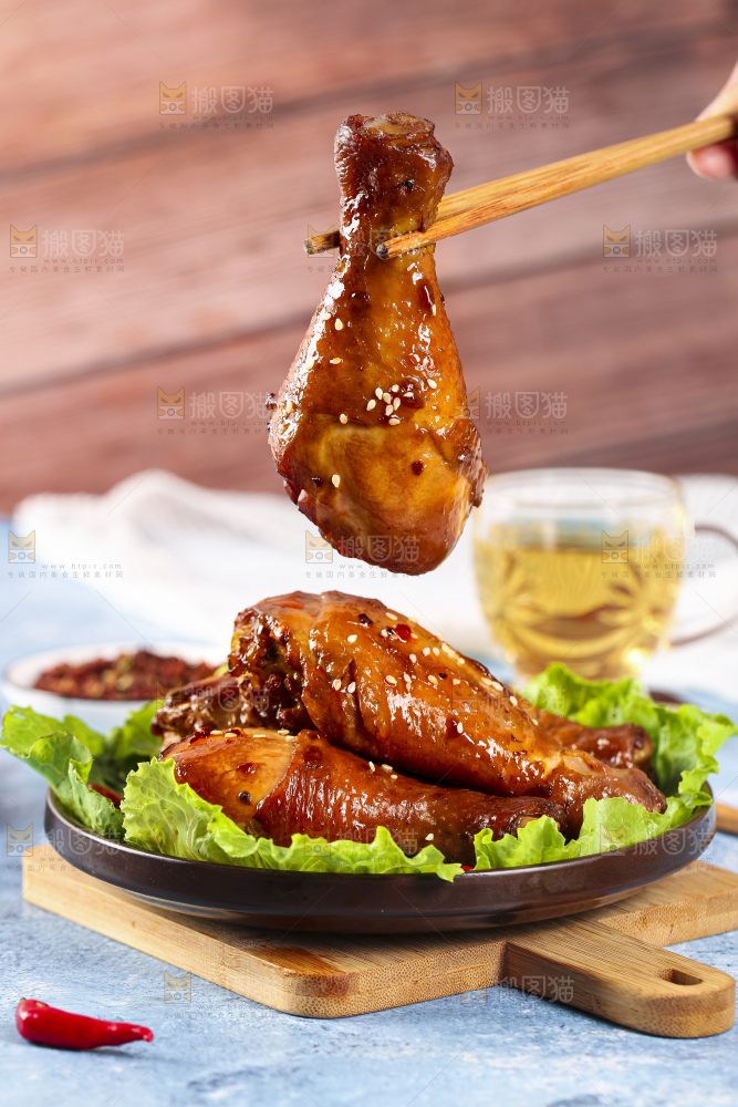 木板上的秘制鸡腿