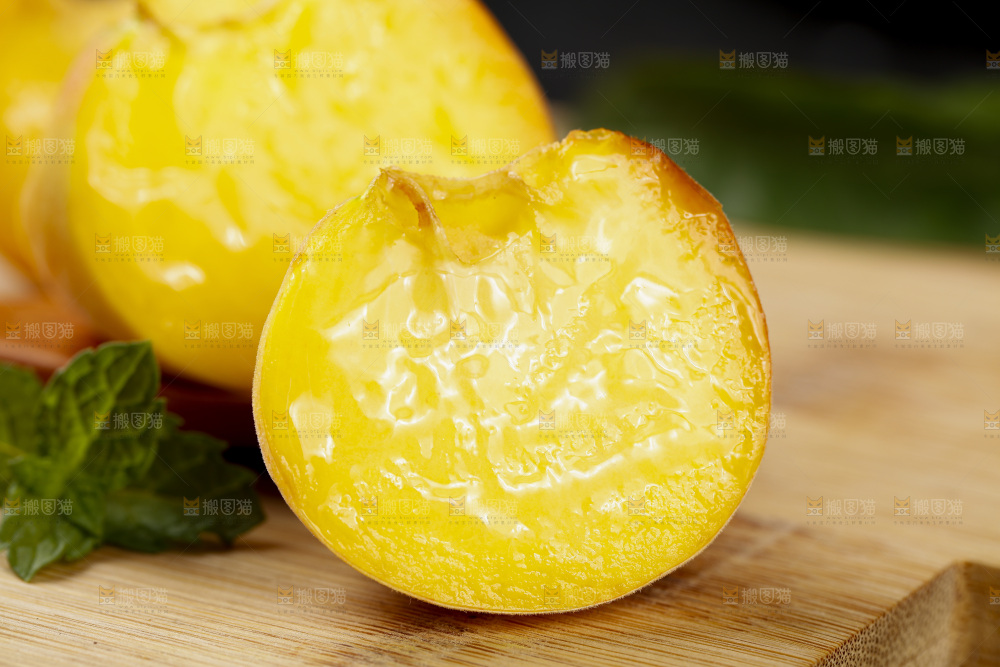 黑底上的毛蟠桃