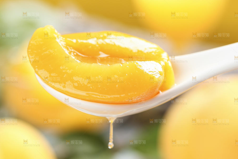 勺子里装着黄桃果肉