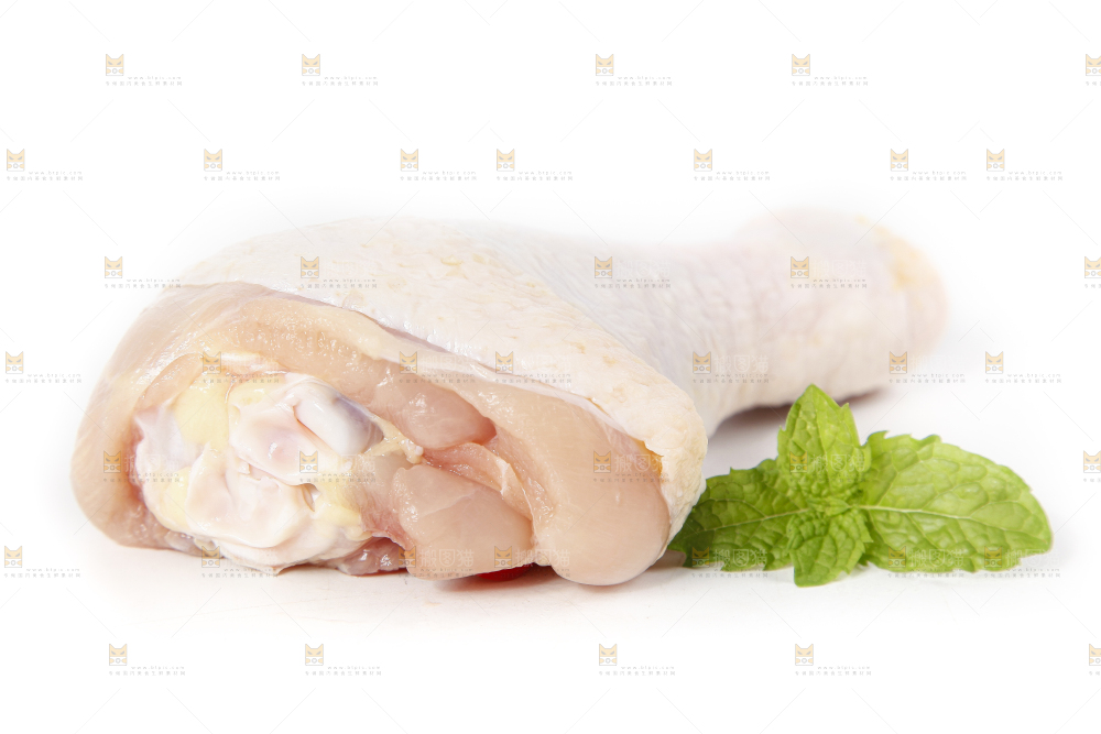 白底上放着大鸡腿
