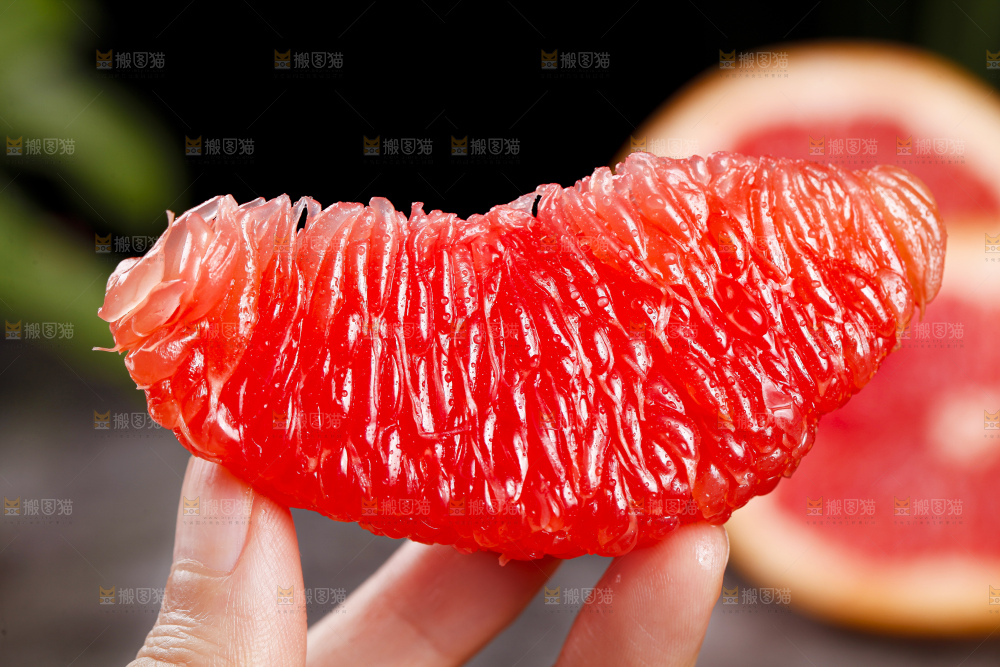 手里拿着南非红西柚