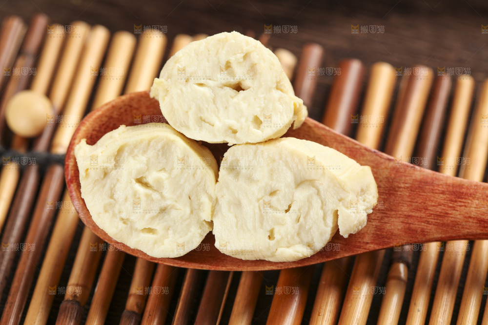 竹垫上放着云南包浆豆腐
