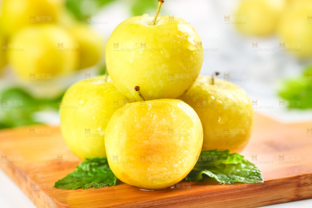 木板上放着黄金李子