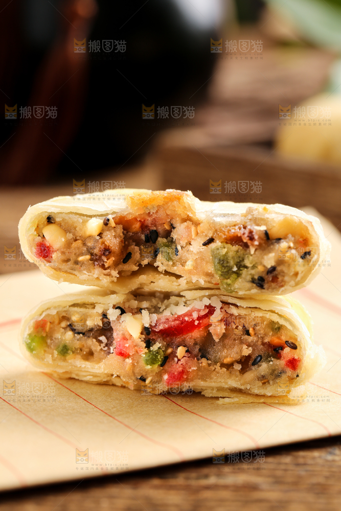 木板上的酥皮月饼