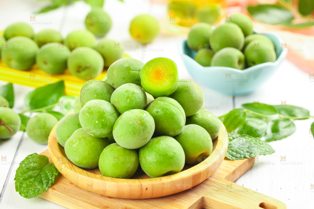 篮子里放着脆青梅