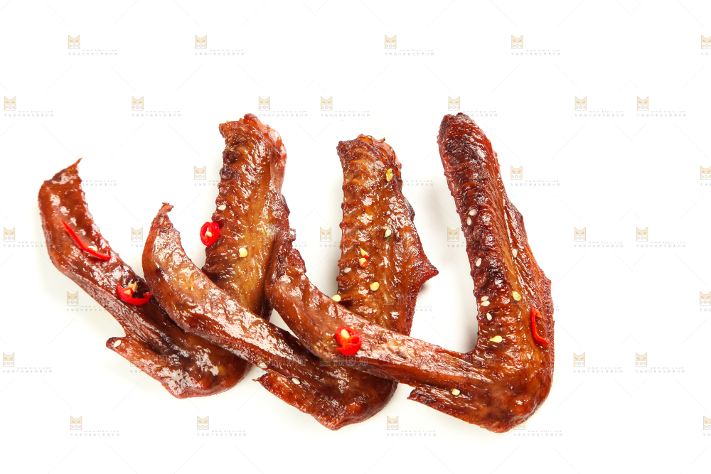 白底上放着酱香鸭翅