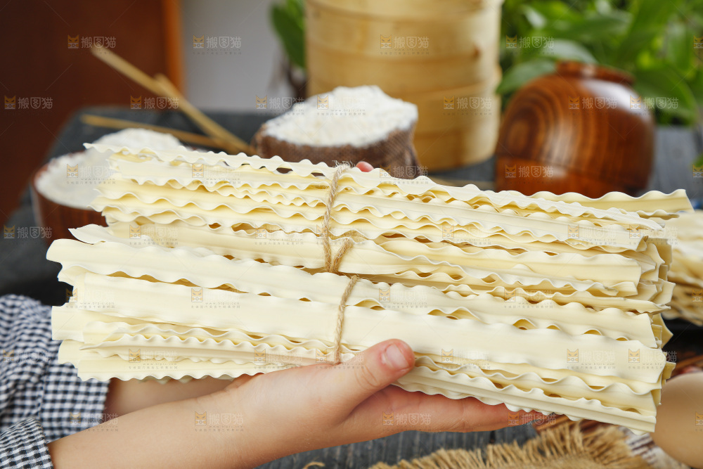 手上拿着手工刀削面
