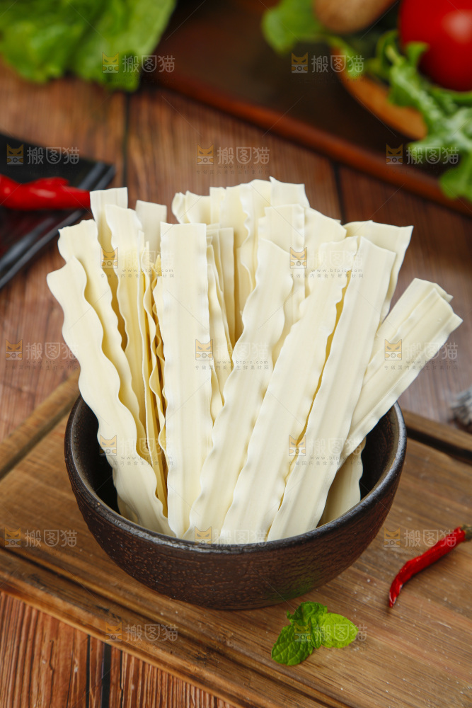 碗里放着爽滑宽面